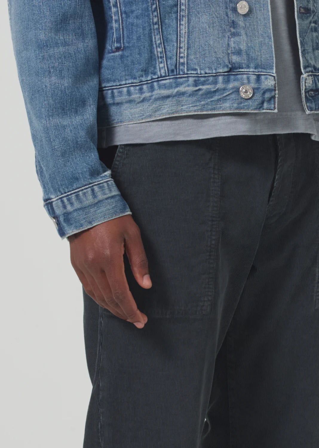 Finn relaxed pant in corduroy CHARRED CEDAR